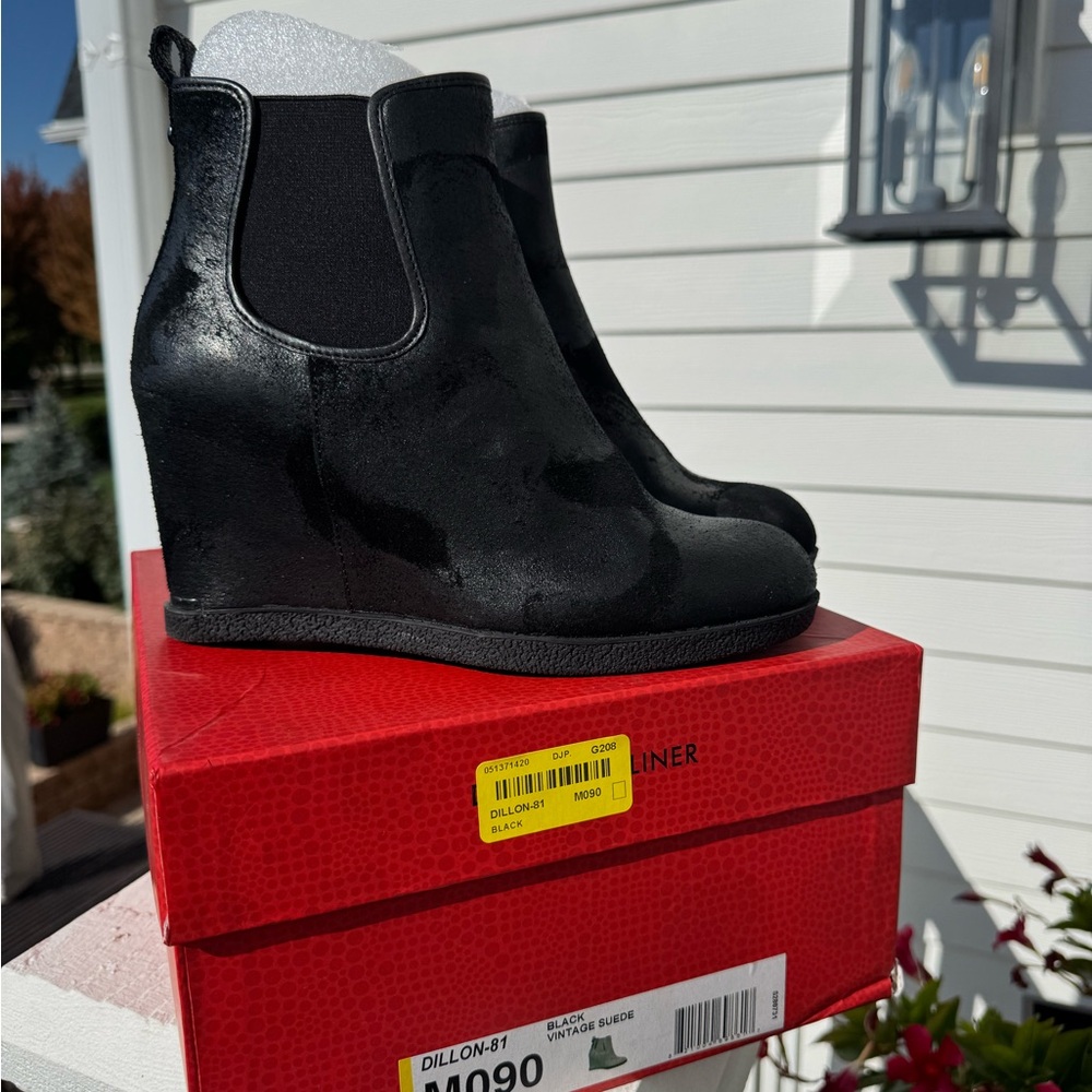 EUC Donald J Pliner Black Suede Wedge Ankle Boots Dillon-81 9